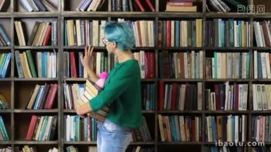 蓝色头发的时髦女大学生在图书馆的<strong>书架</strong>上选书，穿着时髦衣服的大学生拿书
